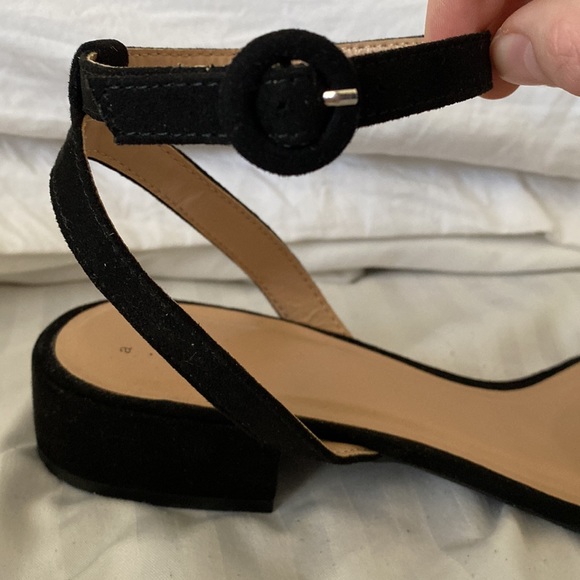 Black strapped short heel Sandal, Size 9 - Picture 2 of 6